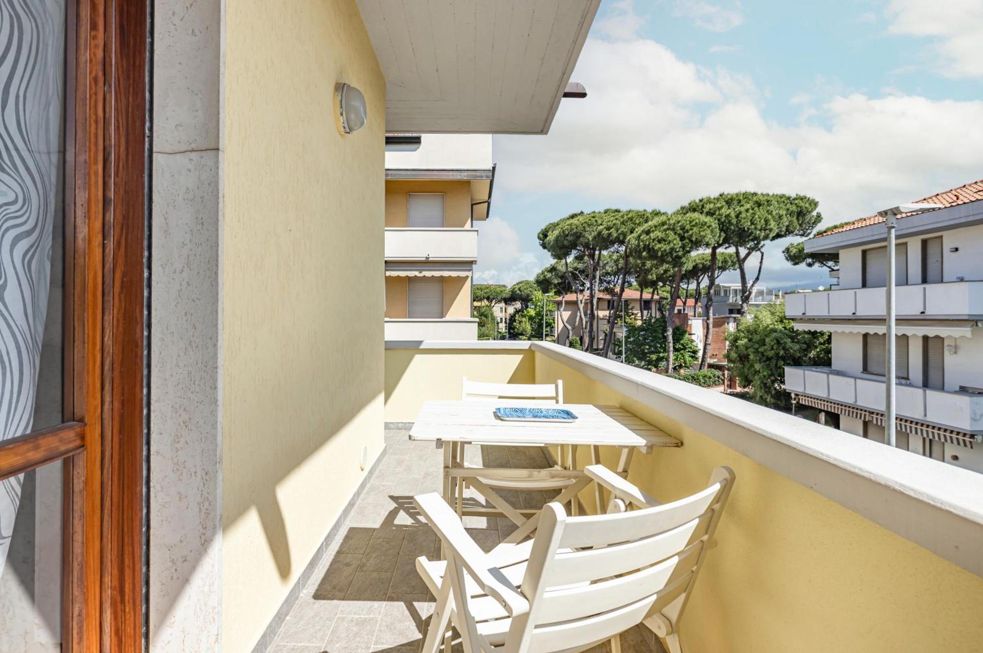 Comfy Apartment With Private Parking Near The Beach! 维亚雷焦 外观 照片
