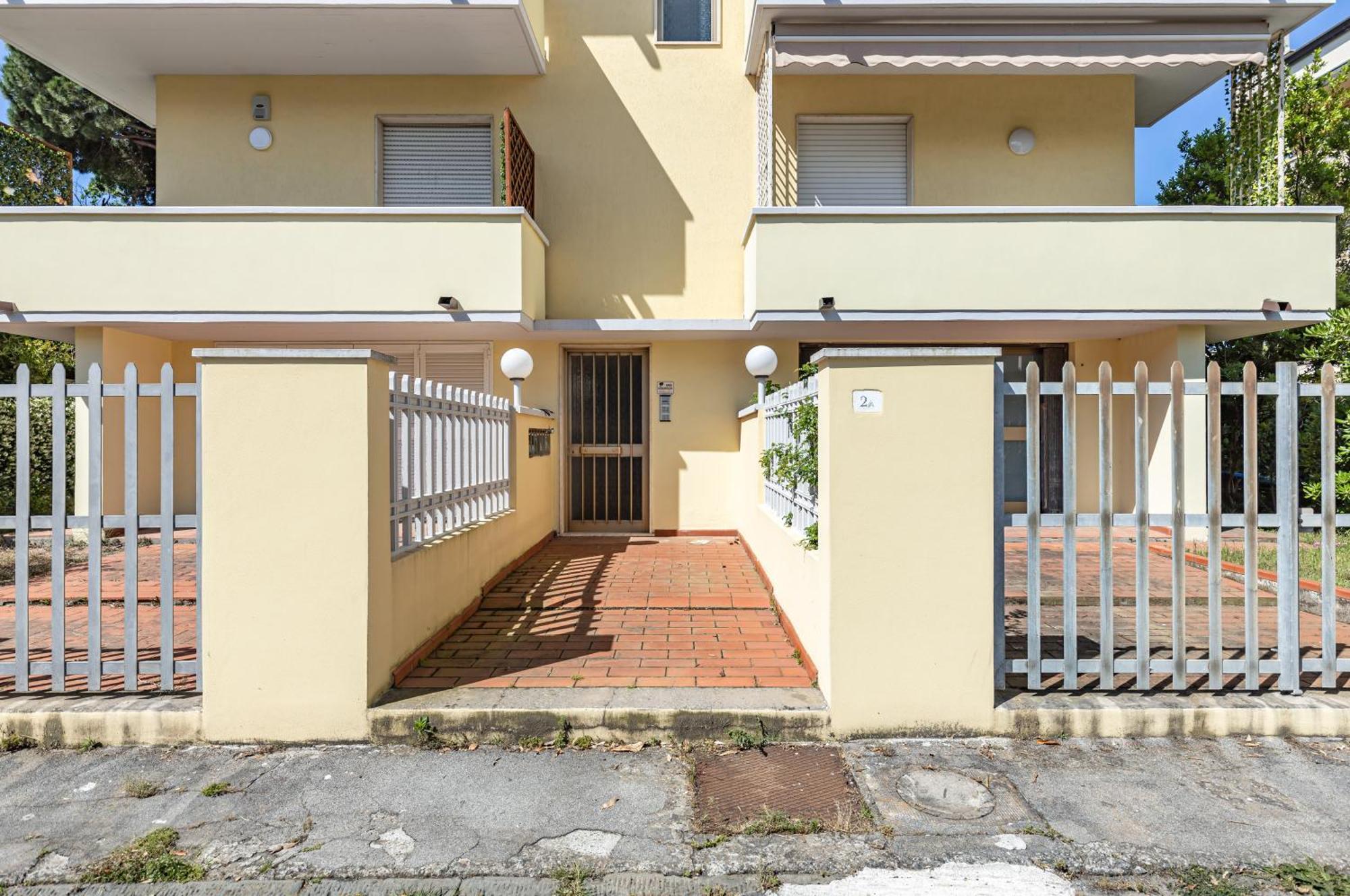 Comfy Apartment With Private Parking Near The Beach! 维亚雷焦 外观 照片