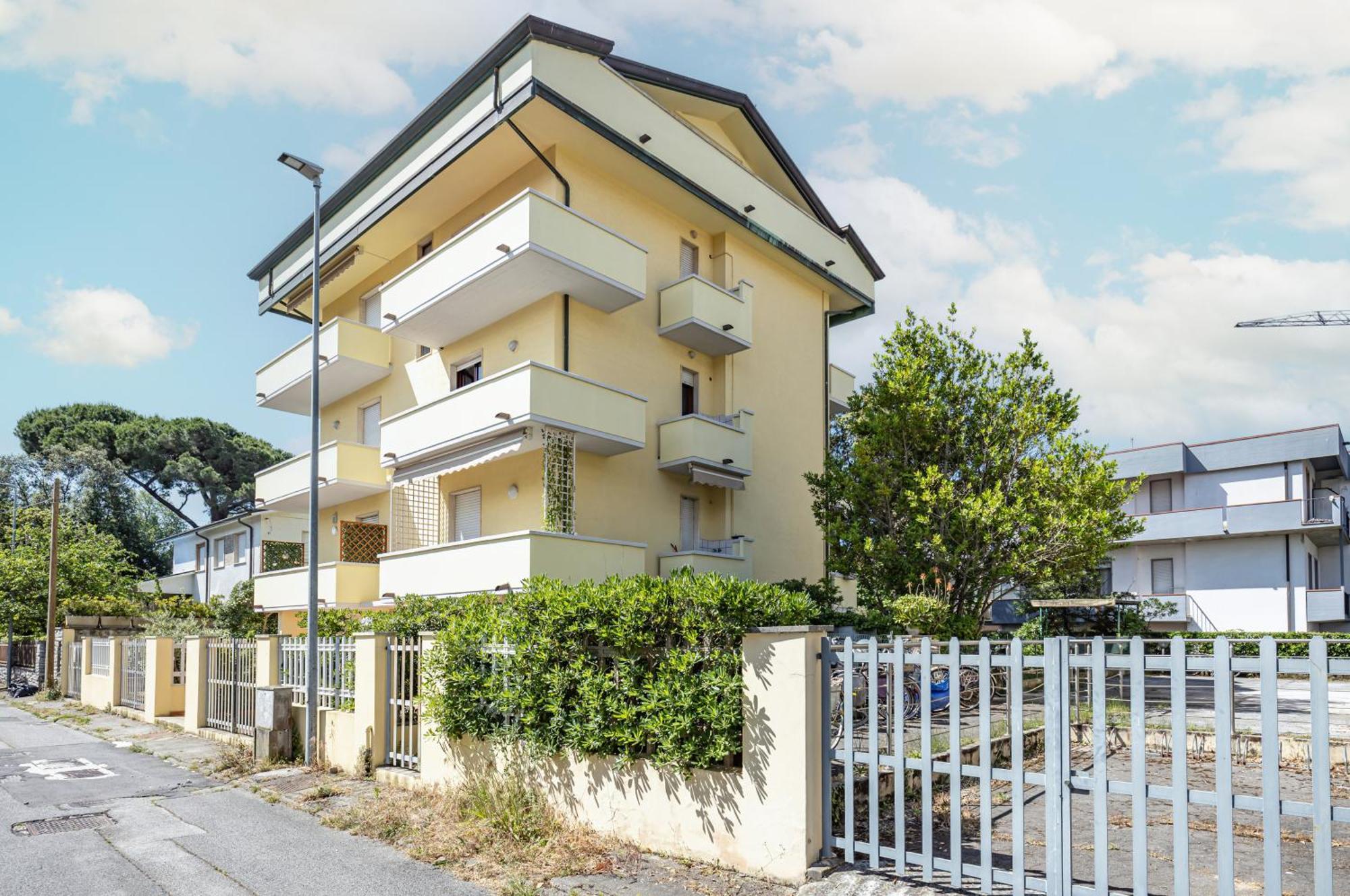 Comfy Apartment With Private Parking Near The Beach! 维亚雷焦 外观 照片